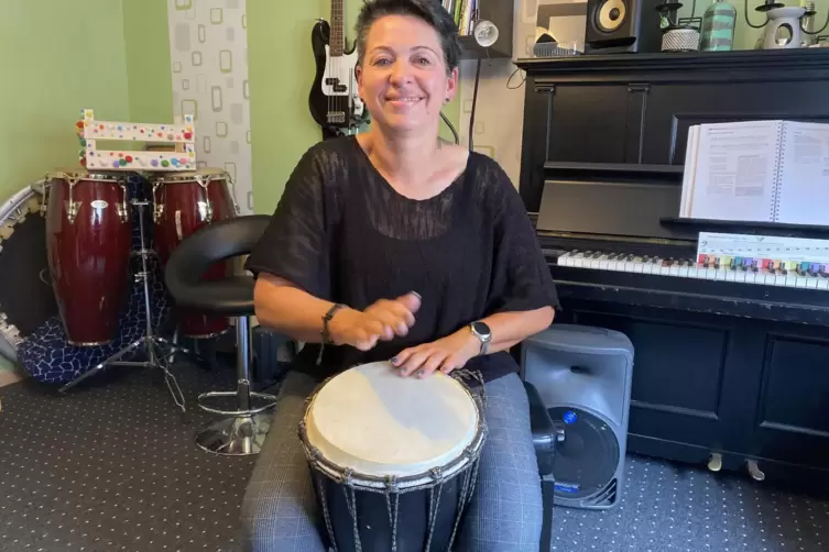 Angelika Funk schlägt die Trommel für ihre mobile Musikschule, mit der sie in Senioreneinrichtungen im Einsatz ist. 