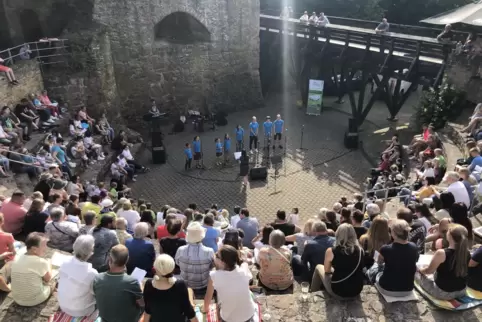 Musikbühne der besonderen Art: Das Foto entstand beim Musikschul-Sommerkonzert im vergangenen Jahr. 