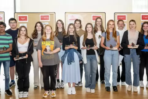  Die Sparkasse Vorderpfalz prämiert im Rahmen des „Schulpreises Bildende Kunst“ herausragende Leistungen von Schülern von elf Sc