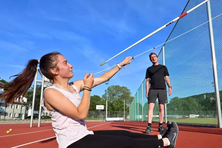Gina Felden vom TV Gimmeldingen beim Neuroathletiktraining für das Speerwerfen, rechts Trainer Lothar Spilke. 