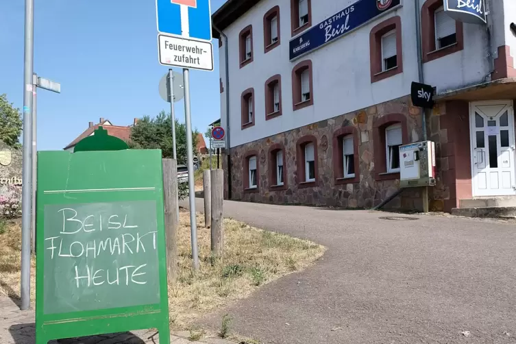 Hinweistafel am Sonntag. 