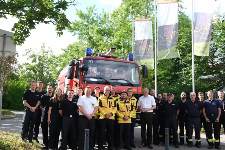 Die Einsatzkräfte der Waldbrandeinheit des Landkreises SÜW, die über 60 Mitglieder hat, freuen sich über die neuen Waldbrandjack