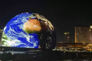 Die MSG-Sphere, ein kugelförmiges LED-Bauwerk, beleuchtet die Skyline von Las Vegas zur Feier des Unabhängigkeitstages der USA. Die MSG-Sphere, ein kugelförmiges LED-Bauwerk, beleuchtet die Skyline von Las Vegas zur Feier des Unabhängigkeitstages der USA.