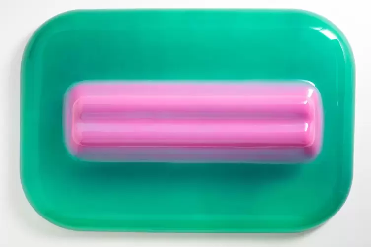 Verfallsanf&auml;llige Sch&ouml;nheit: Relief von Craig Kauffman, Acryllack auf vakuumgeformtem Plastik.