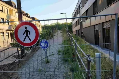 Kein Durchgang: gesperrte Rampe zur früheren Schipka-Brücke.