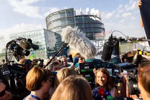 Von Mikrofonen und Kameras umlagert war Klimaaktivisten Greta Thunberg bei einer Demonstration vor dem Europaparlament in Straßb