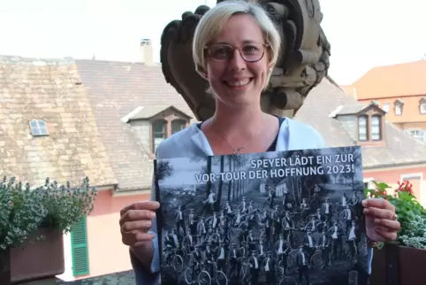 Historisch: Oberbürgermeisterin Stefanie Seiler mit dem Poster zur Vor-Tour der Hoffnung.