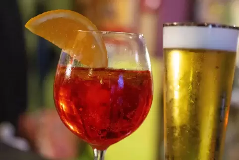 Sommergetränke: Aperol Spritz und ein kühles Bier. Sommergetränke: Aperol Spritz und ein kühles Bier.