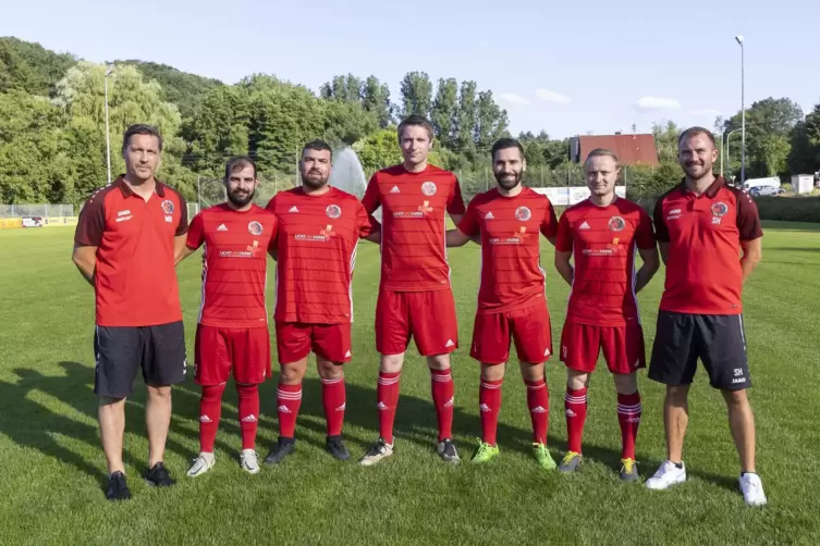Auf dem satten Grün in Stambach: (von links) Trainer Markus Bolies, die neuen Spieler Daniel Alves Ebersoldt, Fabio Alves Eberso