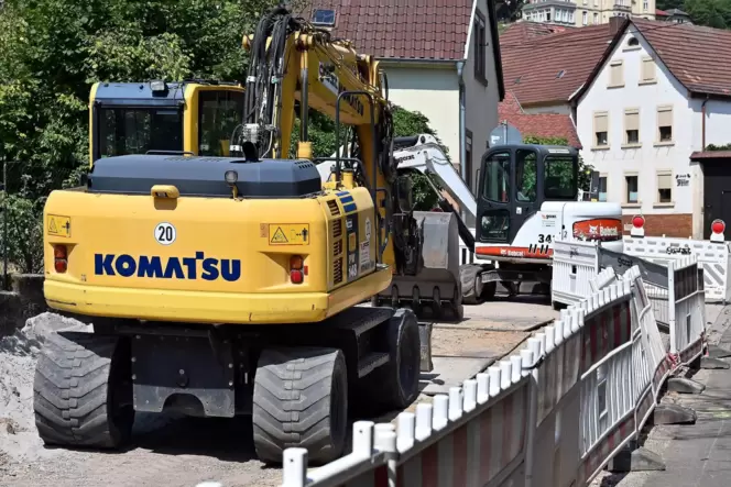 Bei der Haardter Straße sind die Arbeiter inzwischen fast oben am Mandelring angekommen. Bei der Haardter Straße sind die Arbeiter inzwischen fast oben am Mandelring angekommen.