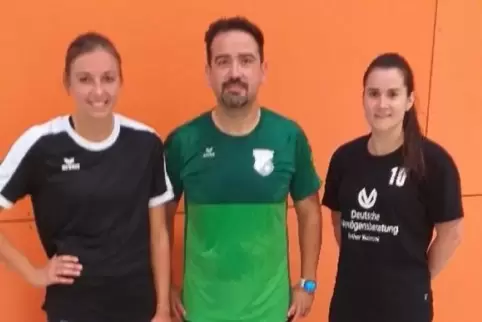 Zoran Stavreski mit Janna Münst (links) und Lea Müller. 