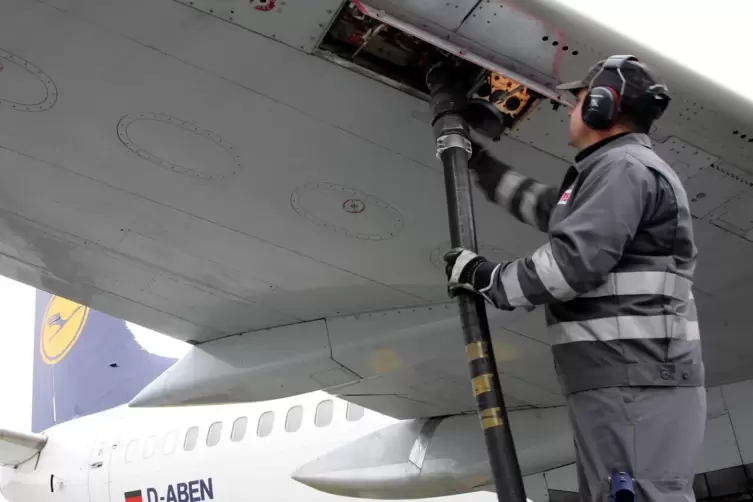 Eine Lufthansa-Maschine wird mit Kerosin betankt. Der Treibstoff gelangt in jedem Fall in die Umwelt – verbrannt oder unverbrann