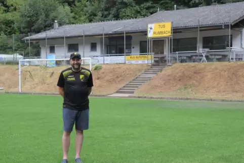 Andreas Langenberger, Trainer und TuS-Vorstandsvorsitzender, ist gespannt auf die neuen Trikots und freut sich über die Unterstü