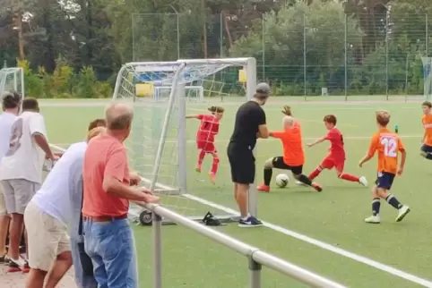 Munter zur Sache ging es bei den Bezirksmeisterschaften der Grundschulen im Donnersbergkreis in Eisenberg.