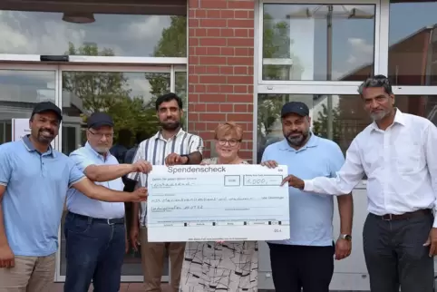Spendenübergabe: Das St. Marien erhält 1000 Euro für seine neue Kinderklinik von der Majlis Ansarullah Deutschland, Herrenorgani