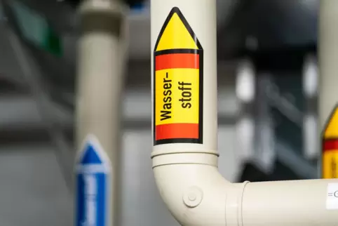 Rohre einer Anlage zum Erzeugen von Wasserstoff. 