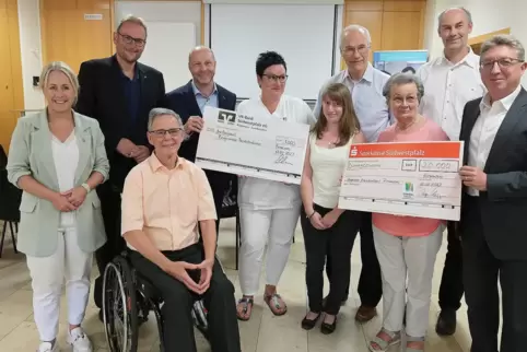 Der Förderverein Patientenforum spendet für Stipendien: (von links) Landrätin Susanne Ganster, Oberbürgermeister Markus Zwick, R