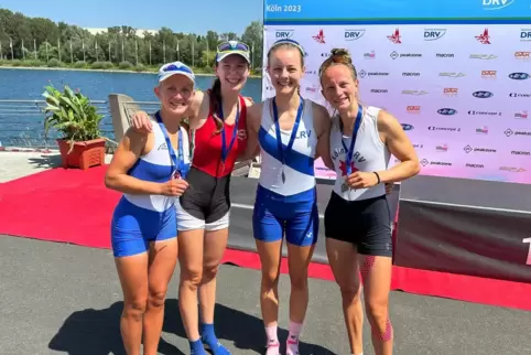 Eva Hohoff, Zweite von rechts, gewann im Leichtgewichts-Frauen-Doppelvierer bei der DM in Köln Gold. 