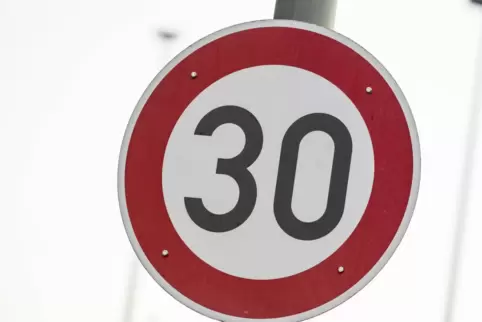 Das durchgängige Anordnen von Tempo 30 ist in den Durchgangsstraßen rechtlich noch nicht möglich.