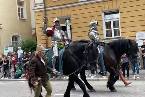 Glänzende Ritter hoch zu Pferd: In Landstuhl wird gern an historische Ereignisse erinnert. 