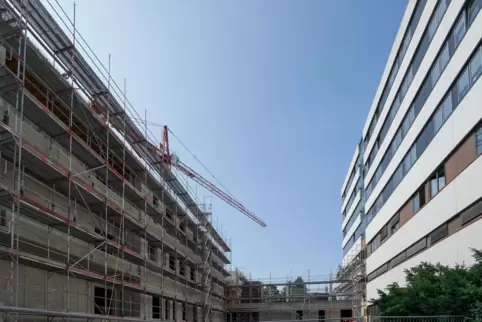 Links der Anbau, rechts das Haupthaus: Auf der Baustelle an der Stadtklinik geht es vorwärts. 