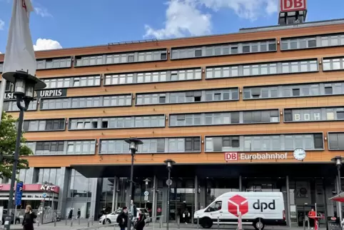 Der Saarbrücker Hauptbahnhof im Herzen der Innenstadt. Zahlreiche Pendler kommen hier täglich mit dem Zug an. Das neue Fahrradpa