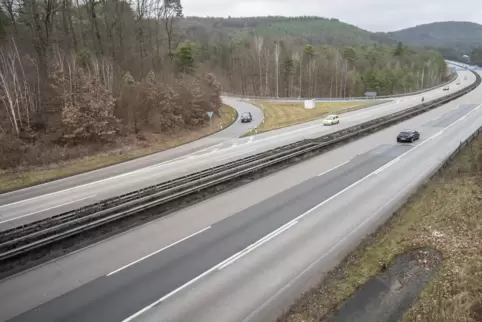 Der Verkehr in beiden Richtungen auf der A6 wird ab morgen auf die Spur in Richtung Vorderpfalz (im Bild rechts) umgeleitet. 