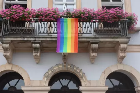 Die Regenbogenfahne wurde im Juni am Landauer Rathaus gehisst. Sie steht für Toleranz.