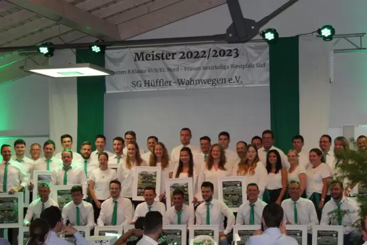 Die Teams, festlich gekleidet beim Ehrungsabend.