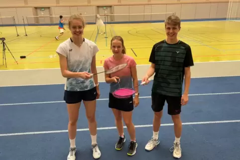 Sie fahren zur EM: Leonie Wronner, Katharina Nilges und Jonas Schmid (von links), Badmintonspielerinnen und -spieler des Heinric