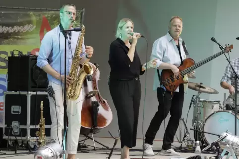 Kongenial: Tina Skolik und Saxophonist Uwe Bayerle, mit Bandleader Martin Müller.