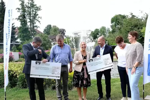 Die Bank spendet. Von links: Michael Knecht, Carsten Henn, Susanne Ganster, Paul Heim, Doris Freyer und Annette Martin. 