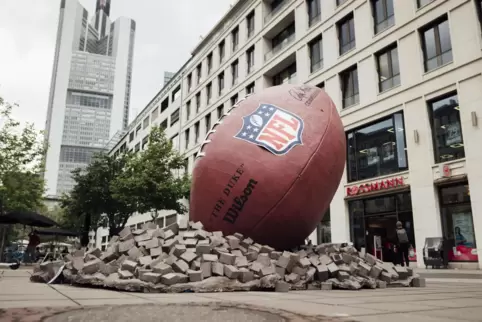 Wie ein Komet, der einmal einschlägt: Ein riesiger Football ziert derzeit die Frankfurter Innenstadt. Die NFL hinterlässt ihre S