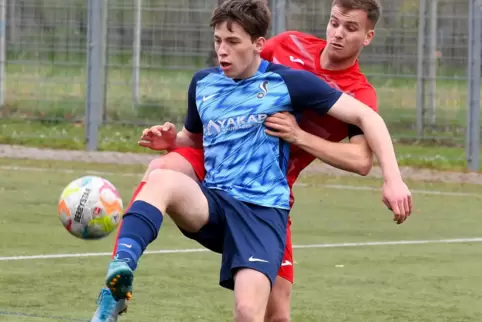 LSC-Kapitän Peter Hildebrandt, hier im roten Trikot, wird seinem Verein wegen eines Auslandsaufenthalts en halbes Jahr fehlen. 