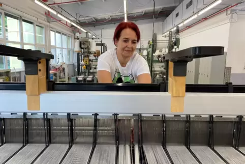 Salome Padilha an einer Webmaschine für Binden: Wenn ein Faden reißt, stellt die Maschine automatisch ab. Mit einem speziellen W