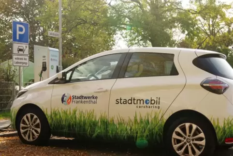 Ladesäule und E-Auto auf dem Jakobsplatz.
