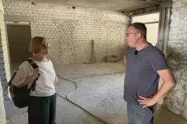 Redakteurin Karin Dauscher im Gespräch mit Ingo Poppelreuter. Sein Haus wurde in der Flutnacht zerstört. 