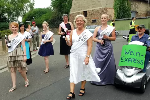 Beim Umzug waren auch schon hoheitliche Teilnehmerinnen mit von der Partie. 