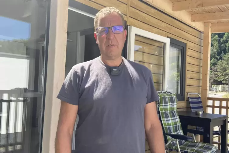 Ingo Poppelreuter, Hausmeister an der Ahrtalschule, steht vor seinem Tiny-Haus. 