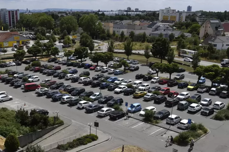 Wird offenbar von Fahrgemeinschaften genutzt: der Parkplatz an der Stadtklinik.