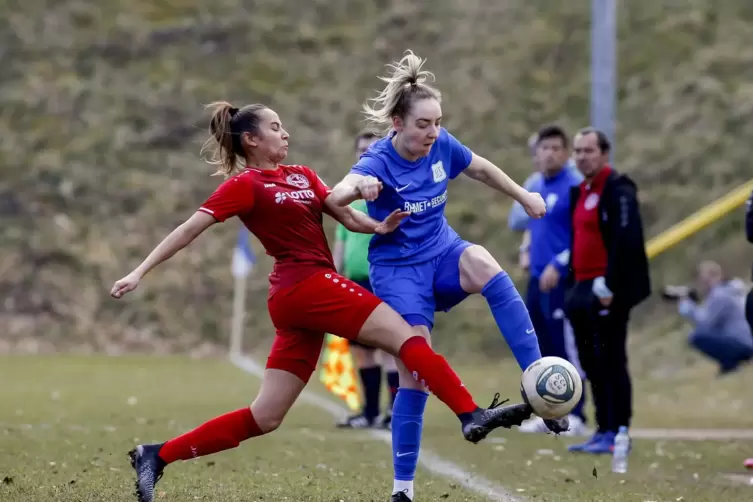 Die Fußball-Frauen des SC Siegelbach, im Bild Vivien Isabelle Waldhof (rechts), spielen am Freitag gegen die SV Elversberg.