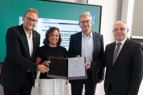 750.000 Euro gibt es für die Digitalisierung von mehreren Schulen: (von links) OB Markus Zwick, BBS-Schulleiterin Kerstin Belyea
