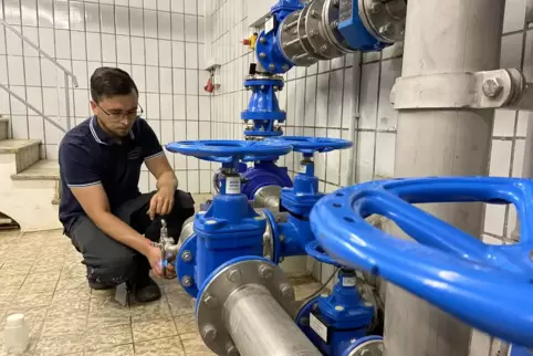 Prüft, ob mit dem Trinkwasser alles in Ordnung ist: Wasserversorgungstechniker Sebastian Braun nimmt eine Wasserprobe im Rohrkel