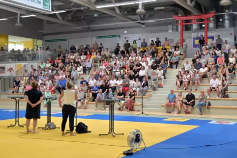 Mehr als 250 Zuhörer: Die Stadt informiert im Judomaxx und kündigt einen weiteren Infotermin an.