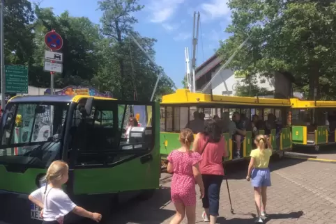 Eine „Bimmelbahn“ pendelte zum verkaufsoffenen Sonntag zwischen Waldfestplatz und Innenstadt. 