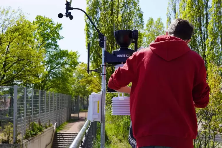 Ein Schüler des Hohenstaufen-Gymnasiums bei der Installation der Klimastation. 