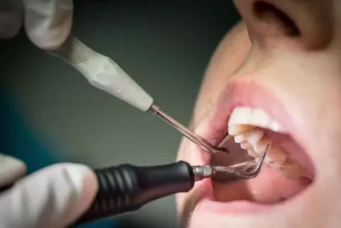 Davon können viele Briten nur träumen: Ein Zahnarzt untersucht ihre Zähne.