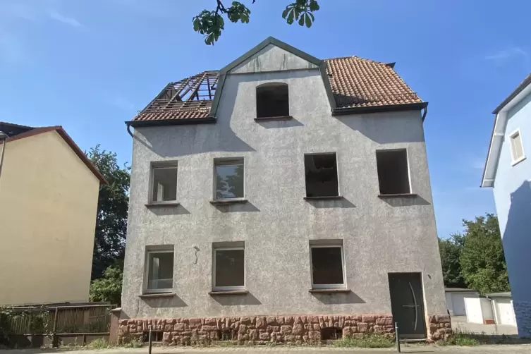 Das alte Geb&auml;ude in der Maximilianstra&szlig;e soll abgerissen werden. An dessen Stelle soll ein Neubau mit 12 Wohnungen entstehen.