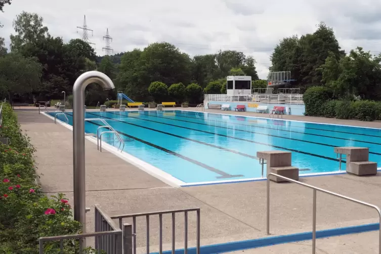 Von der Sonne erw&auml;rmt: Solarfreibad Limbach.