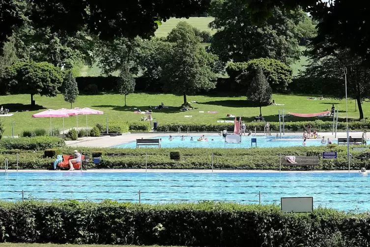 Das Walsheimer Bad liegt direkt neben dem Campingplatz. 